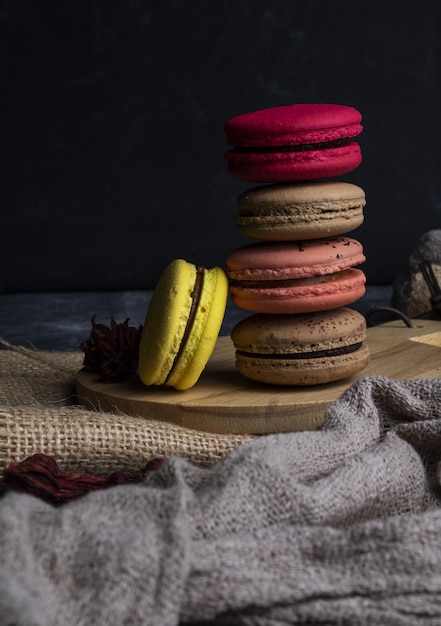 Colpo verticale di amaretti colorati