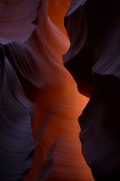 Foto gratuita colpo verticale del canyon materico colorato