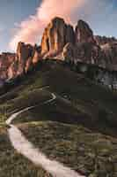 Foto gratuita ripresa verticale delle dolomiti immerse nel verde in alto adige italia