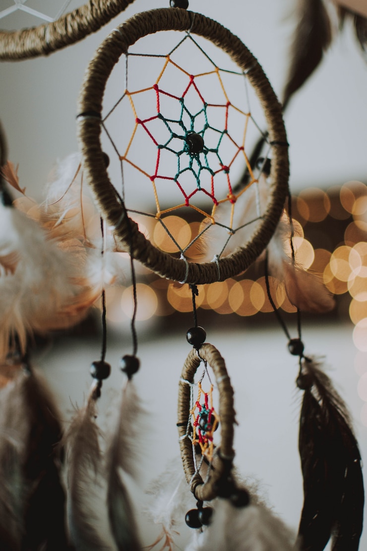 Free Photo vertical shot of a dream catcher with a blurred bokeh background
