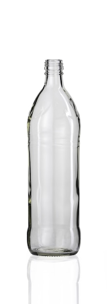 Вертикальный снимок пустой стеклянной бутылки, изолированной на белом