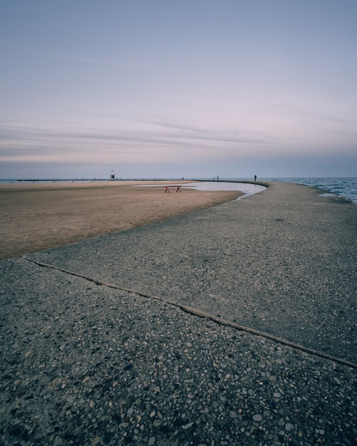 Вертикальный снимок пустого берега моря и ясного голубого неба
