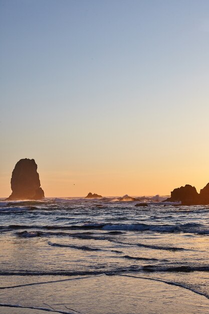 太平洋の岩の多い海岸線にある有名なヘイスタックロックの垂直ショット