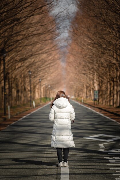 空の道に立っている女性の垂直ショット