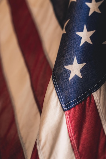 Foto gratuita ripresa verticale della bandiera degli stati uniti d'america