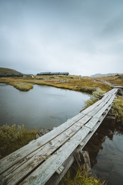 フィンセ、ノルウェーの湖の上の木製ドックの垂直ショット
