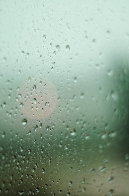 完璧な秋を形成する雨滴とガラスの垂直ショット