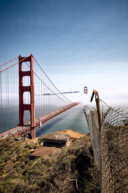 米国カリフォルニア州サンフランシスコの霧深い青い空を背景にしたゴールデンゲートブリッジの垂直ショット