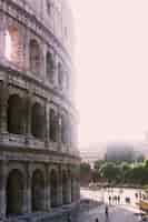 Foto gratuita colpo verticale del grande colosseo romano in una giornata di sole