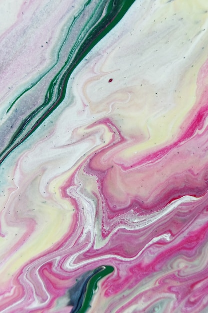 水中の塗料と緑のピンクと白の抽象的なパターンの垂直ショット