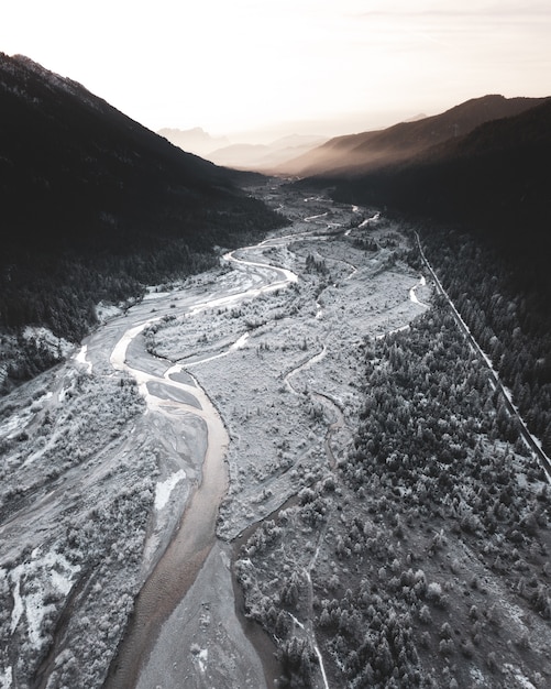 Вертикальный снимок полузамороженной реки, протекающей через горы
