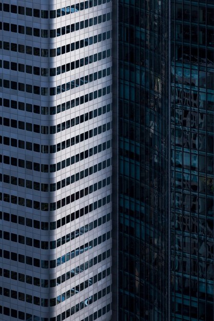 ドイツ、フランクフルトのガラスのファサードの高層ビルの垂直方向のショット