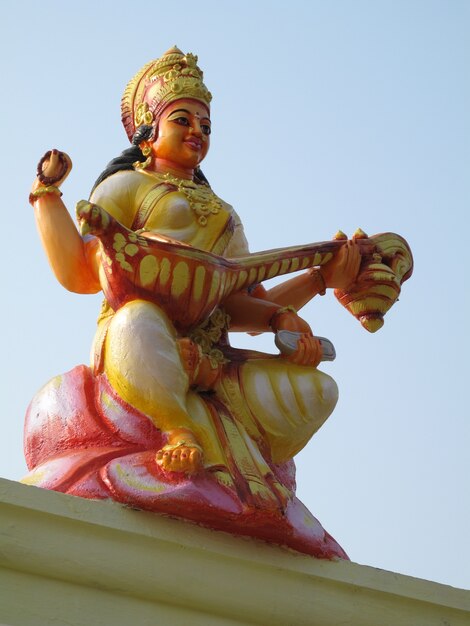 寺院のヒンドゥー教の神の像の垂直方向のショット