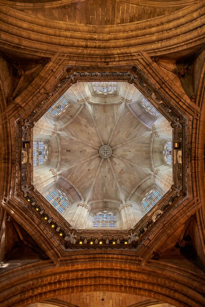 バルセロナ大聖堂内のドーム内部の垂直方向のショット