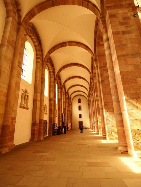 ドイツのシュパイアー大聖堂の内部の垂直方向のショット