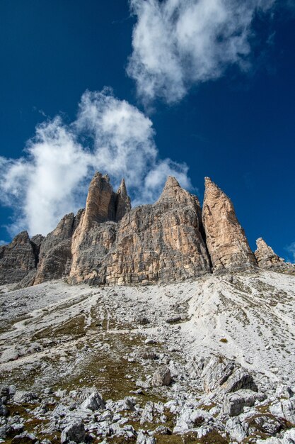 ラバレドの有名な3つの峰があるイタリアのドロミテの垂直ショット