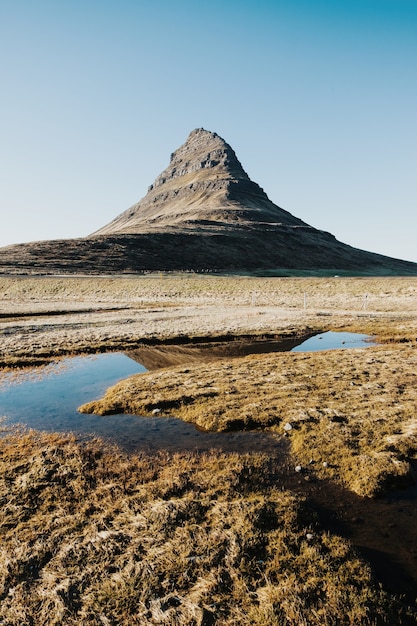 아이슬란드의 Grundarfjordur 마을에있는 Kirkjufell 산의 세로 샷