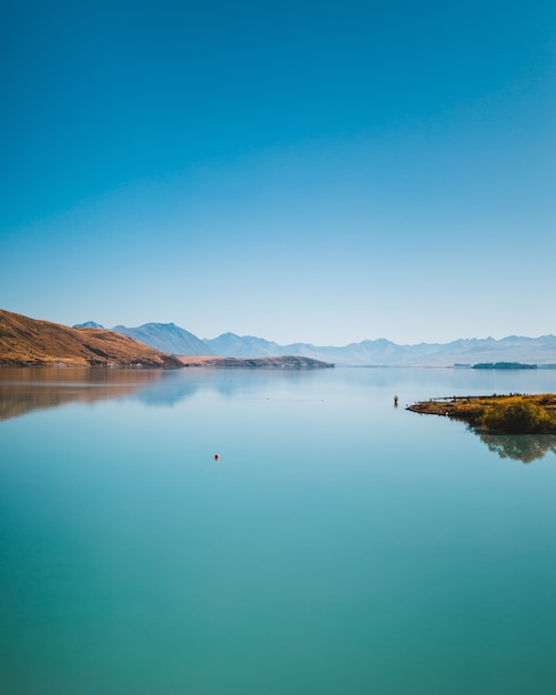 Вертикальный снимок озера Пукаки и горы Кук в Новой Зеландии