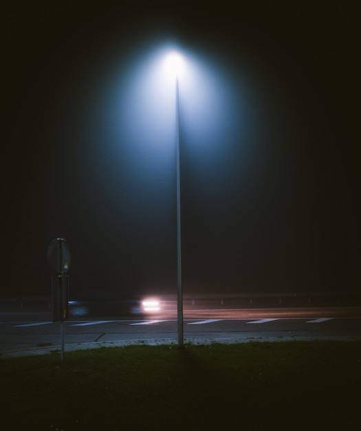 夜中に撮影された通りの街灯柱の垂直ショット