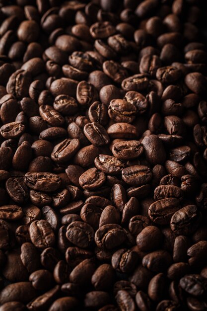 たくさんのコーヒー豆の背景の垂直ショット