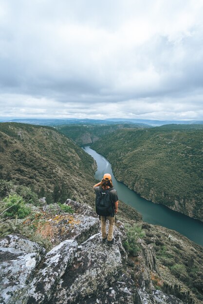 Вертикальный снимок мужчины-туриста в каньоне Сил в Испании