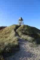 Free photo vertical shot of a metal observation point in the blavandshuk coast in jutland, denmark