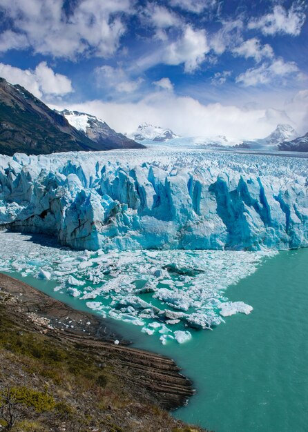 アルゼンチンのモレノ氷河サンタクルスの垂直ショット