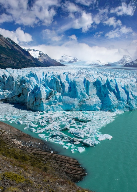 アルゼンチンのモレノ氷河サンタクルスの垂直ショット