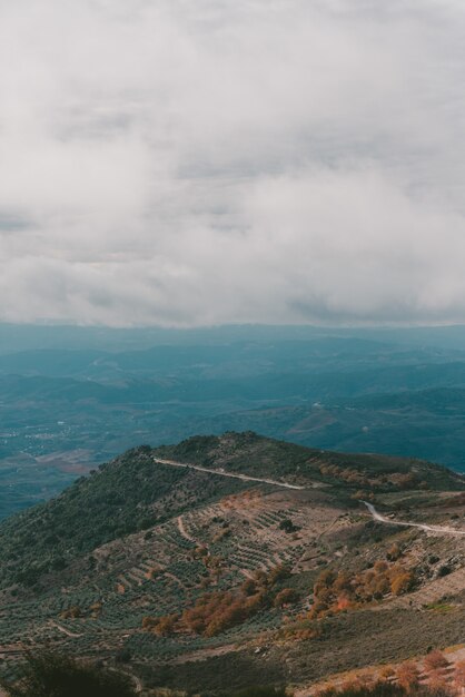 흐린 하늘 아래 산의 수직 샷