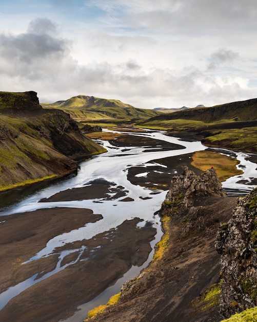 Free photo vertical shot of a mountain in highlands region of iceland with a cloudy sky