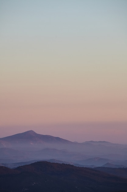 日の出中にクリーブランド国有森林の山の景色の垂直ショット