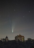 Colpo verticale di una cometa neowise che sorvola il castello di pernstejn nella repubblica ceca