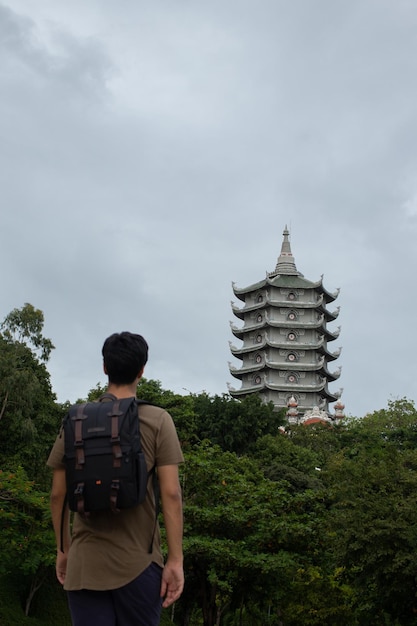 무료 사진 탑 사원, 대리석 산, 베트남을 찾고 남성 관광객의 세로 샷