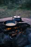 Бесплатное фото Вертикальный снимок кастрюли и чайника на гриле
