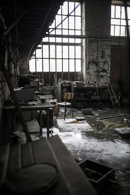無料写真 放棄された散らかった倉庫の垂直ショット