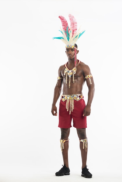 無料写真 伝統的な服を着ているアフリカ系アメリカ人の男性の垂直ショット