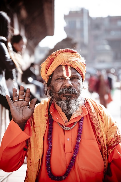 無料写真 インドの精神的な男性の垂直ショット