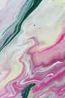 무료 사진 물에 페인트와 녹색 분홍색과 흰색 추상 패턴의 세로 샷