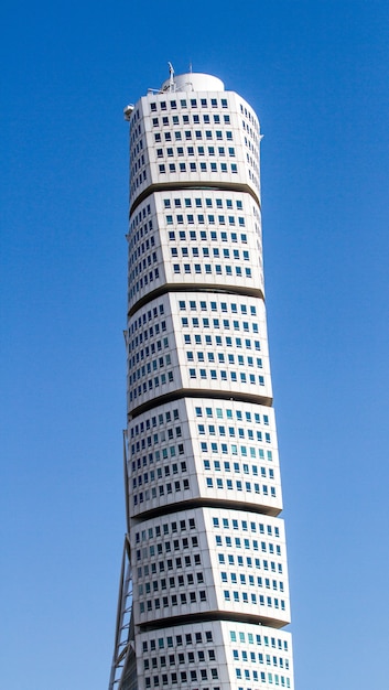 無料写真 青い空と日光の下でankarparken超高層ビルの垂直ショット