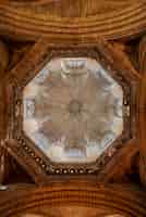 無料写真 バルセロナ大聖堂内のドーム内部の垂直方向のショット