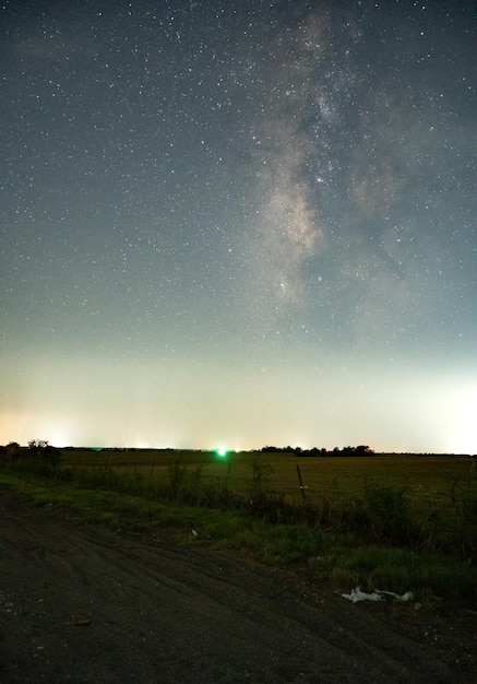 無料写真 夜の天の川の垂直ショット 美しい星空