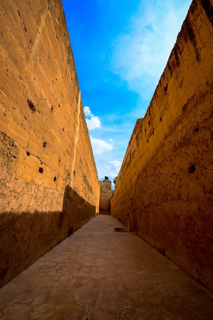 Free photo vertical shot of pathway in the middle of brown walls at daytime