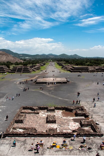 멕시코의 테오 티우 아칸 피라미드에서 여행하는 사람들의 세로 샷