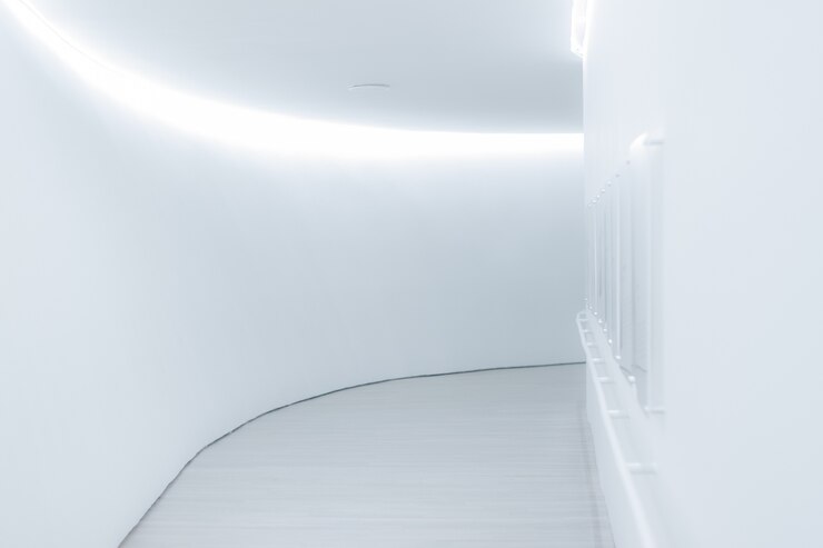 무료 Photo 완벽한 조명이 밝은 흰색 복도의 세로 샷