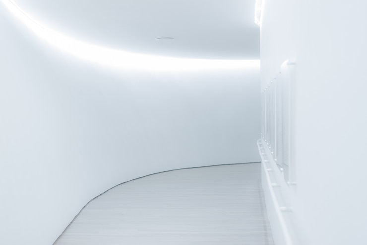 Free Photo vertical shot of a perfect well-lighted white corridor