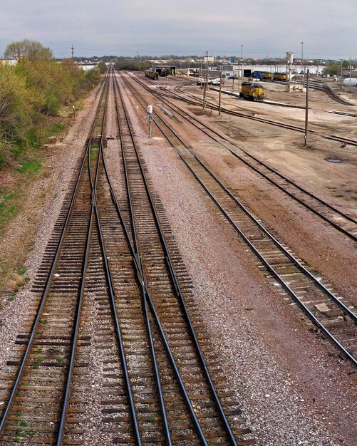 昼間の日光の下で鉄道の垂直方向のショット