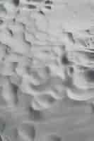 Foto gratuita colpo verticale di onde casuali sulla sabbia