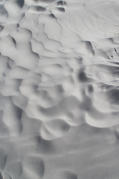 砂の上のランダムな波の垂直ショット