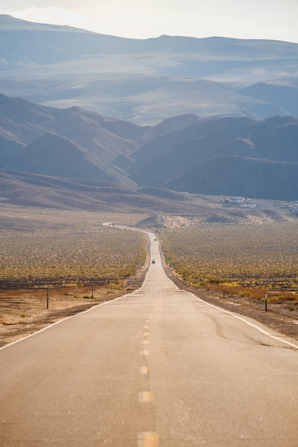 Вертикальный снимок дороги, проходящей через великолепные горы, захваченные в Калифорнии