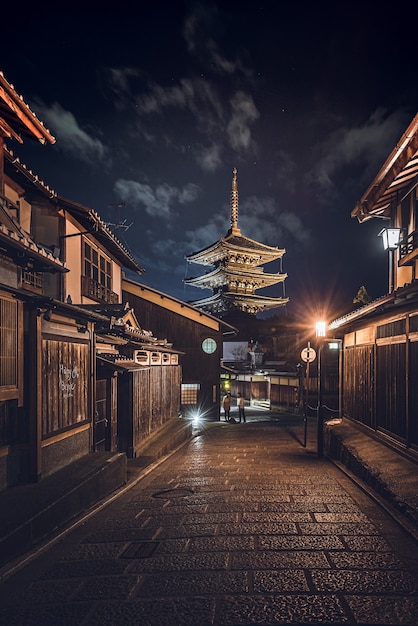 日本の建物の真ん中にある道路の垂直ショット